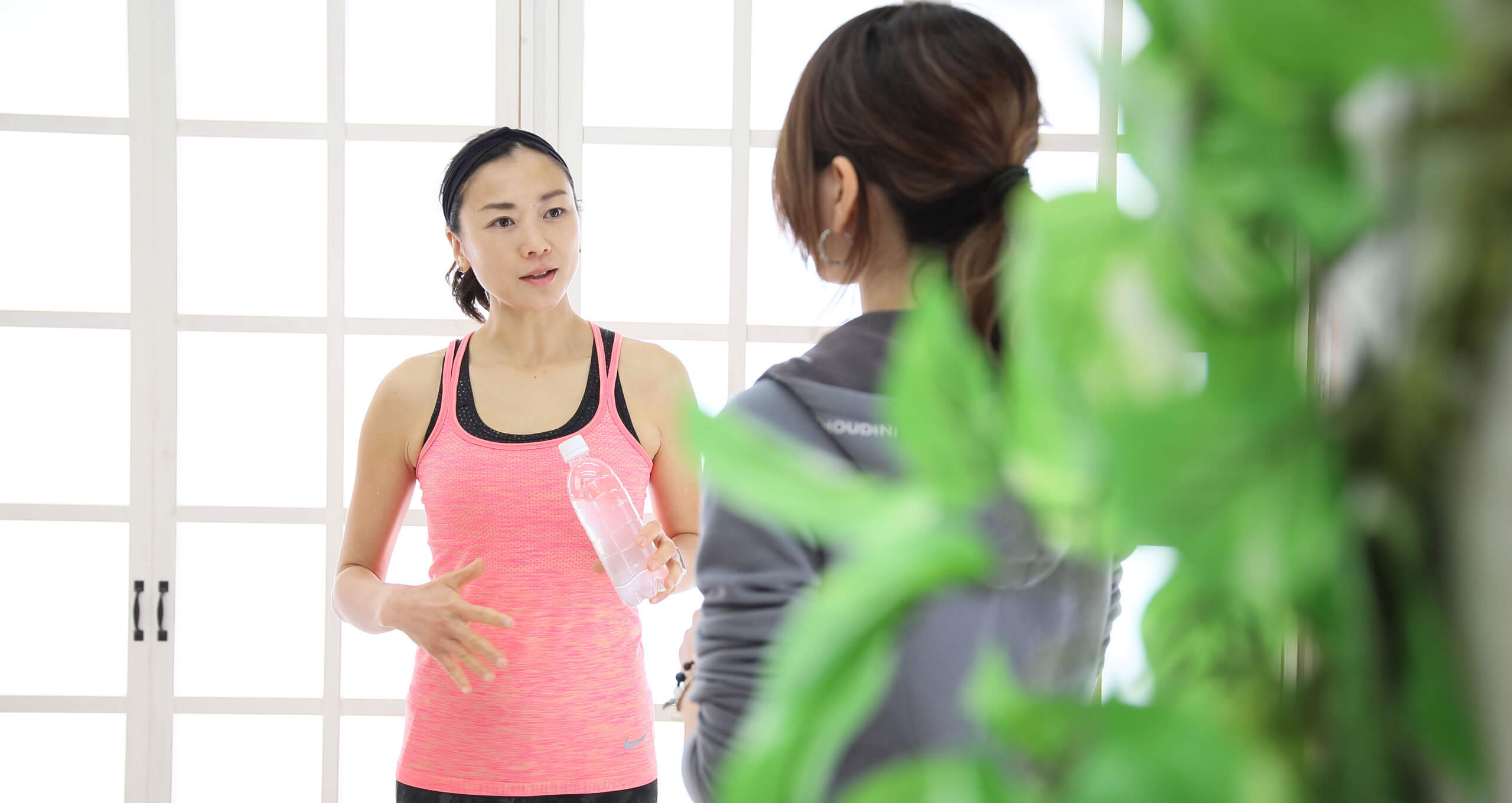 トレーニング終了後に水を飲んでいる写真